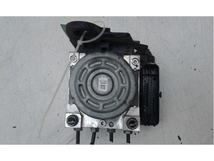 Begagnade ABS-pump Volkswagen Touran (5T1) 1.6 TDI SCR BlueMotion Technology Pris € 313,95 Marginaltabell erbjuds av Wessel Parts & Service B.V.