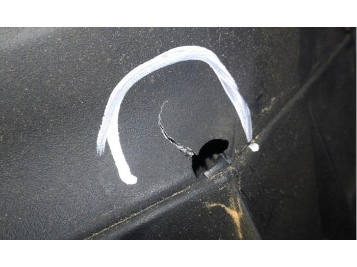 Begagnade Luftfilterhus Mercedes E (W210) 3.2 E-320 CDI 24V Pris på förfrågan erbjuds av Wessel Parts & Service B.V.