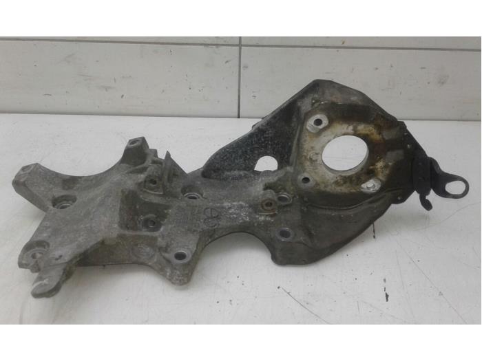 Usagé Support dynamo bas Volkswagen Passat Variant (365) 2.0 TDI 16V 135 Prix € 51,45 Règlement à la marge proposé par Wessel Parts & Service B.V.