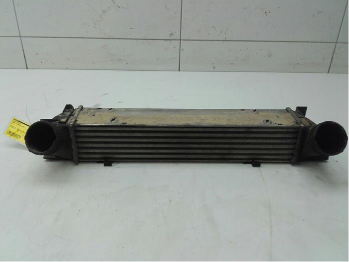 Usados Intercooler BMW 1 serie (E81) 120d 16V Precio € 51,45 Norma de margen ofrecido por Wessel Parts & Service B.V.