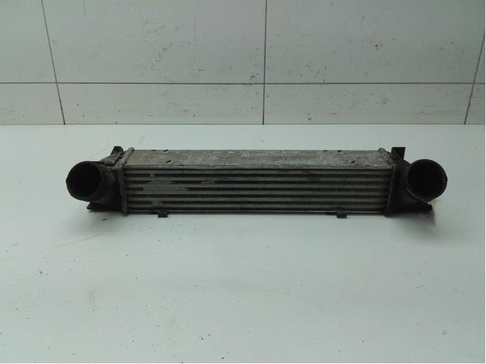 Usados Intercooler BMW 1 serie (E87/87N) 118d 16V Precio € 78,75 Norma de margen ofrecido por Wessel Parts & Service B.V.
