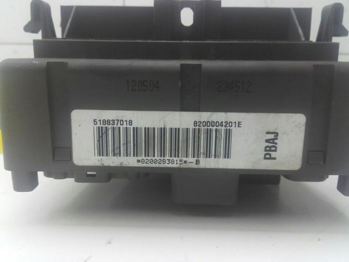Fuse box Renault Espace 2.2 dCi 150 16V Grand Espace