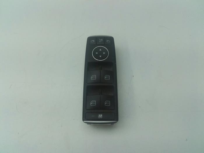 Usados Interruptor combinado de ventanillas Mercedes CLA (117.3) 2.2 CLA-220 CDI, 220 d 16V Precio € 72,45 Norma de margen ofrecido por Wessel Parts & Service B.V.