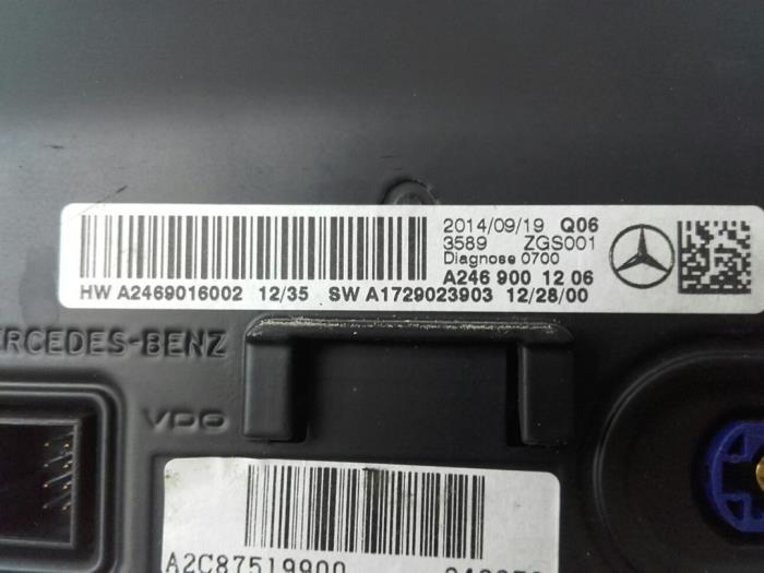 Navigation Display van een Mercedes-Benz CLA (117.3) 2.2 CLA-220 CDI, d 16V 2014