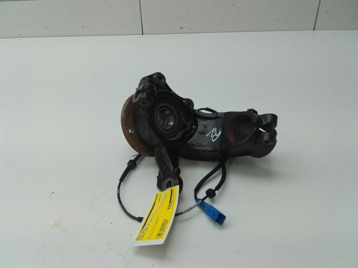 Knuckle, front right from a Peugeot 2008 (UD/UK/UR/US/UX) 1.2 VTi 12V PureTech 130 2019