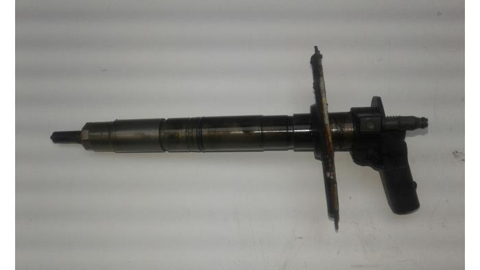 Injector (diesel) from a Volkswagen Passat Variant (3C5) 2.0 TDI 16V 140 2010