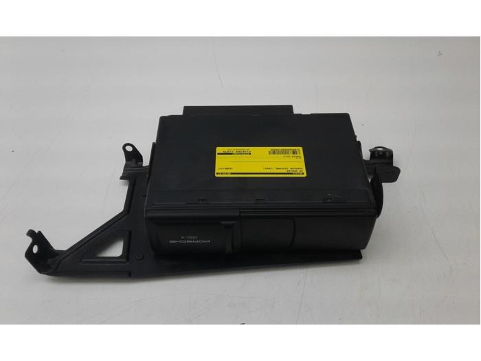 Używane Odtwarzacz CD Porsche Cayenne (9PA) 4.5 S V8 32V Cena € 131,25 Procedura marży oferowane przez Wessel Parts & Service B.V.