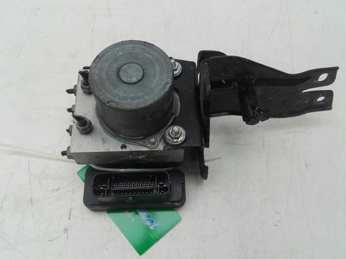 Usagé Pompe ABS Skoda Fabia III Combi (NJ5) 1.2 TSI 16V Greentech Prix € 72,45 Règlement à la marge proposé par Wessel Parts & Service B.V.