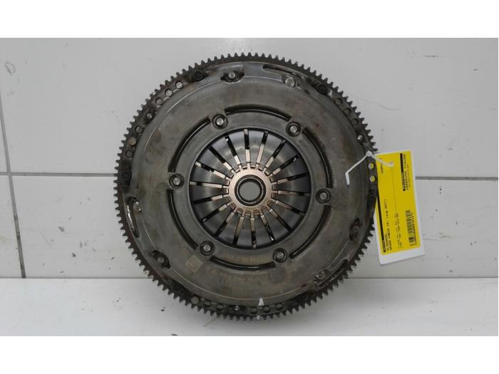 Gebrauchte Schwungrad Skoda Fabia III Combi (NJ5) 1.2 TSI 16V Greentech Preis € 183,75 Margenregelung angeboten von Wessel Parts & Service B.V.