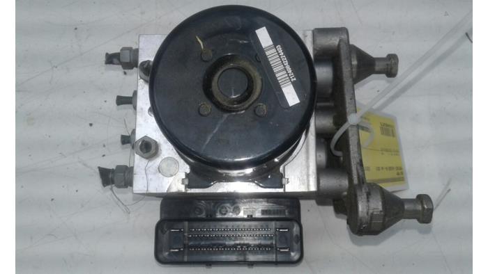 Usagé Pompe ABS Mercedes C (W204) 2.2 C-180 CDI 16V BlueEFFICIENCY Prix € 261,45 Règlement à la marge proposé par Wessel Parts & Service B.V.