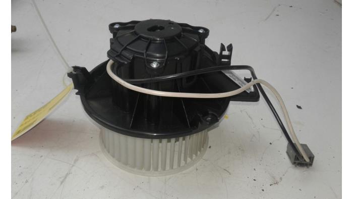 Heating and ventilation fan motor from a Opel Astra K Sports Tourer 1.4 Turbo 16V 2018