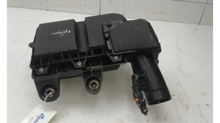 Begagnade Luftfilterhus Peugeot 2008 (UD/UK/UR/US/UX) 1.5 BlueHDi 100 Pris € 78,75 Marginaltabell erbjuds av Wessel Parts & Service B.V.