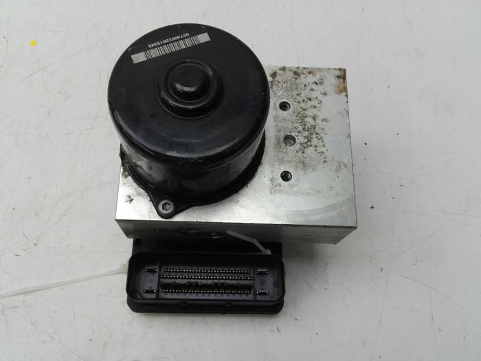 Usagé Bloc ABS Mercedes C (W203) 2.7 C-270 CDI 20V Prix € 103,95 Règlement à la marge proposé par Wessel Parts & Service B.V.