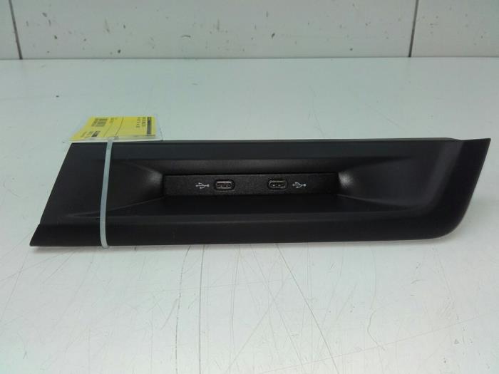 Zlacze AUX/USB z Volkswagen Golf VIII (CD1) 1.5 eTSI 16V 2020