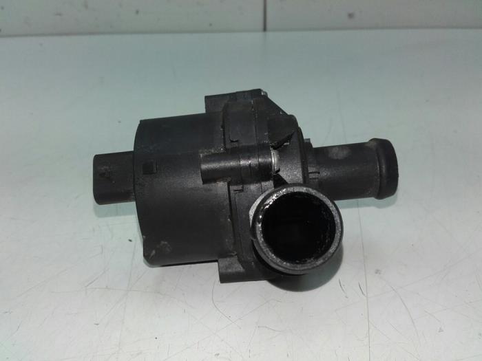 Używane Pompa wodna Volkswagen Golf VIII (CD1) 1.5 eTSI 16V Cena € 51,45 Procedura marży oferowane przez Wessel Parts & Service B.V.