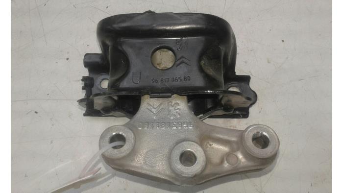 Usagé Support moteur Opel Crossland (X) 1.6 CDTi 120 Prix € 51,45 Règlement à la marge proposé par Wessel Parts & Service B.V.