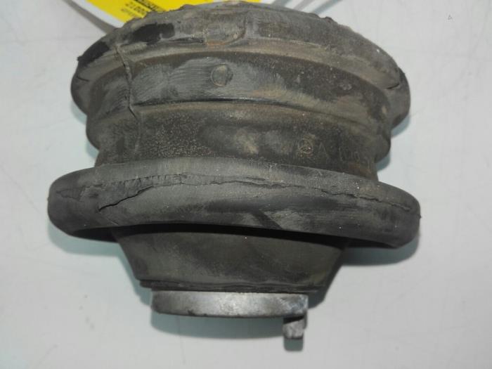 Used Engine mount Mercedes Vito (639.6) 3.0 122 CDI V6 24V Price € 47,25 Margin scheme offered by Wessel Parts & Service B.V.