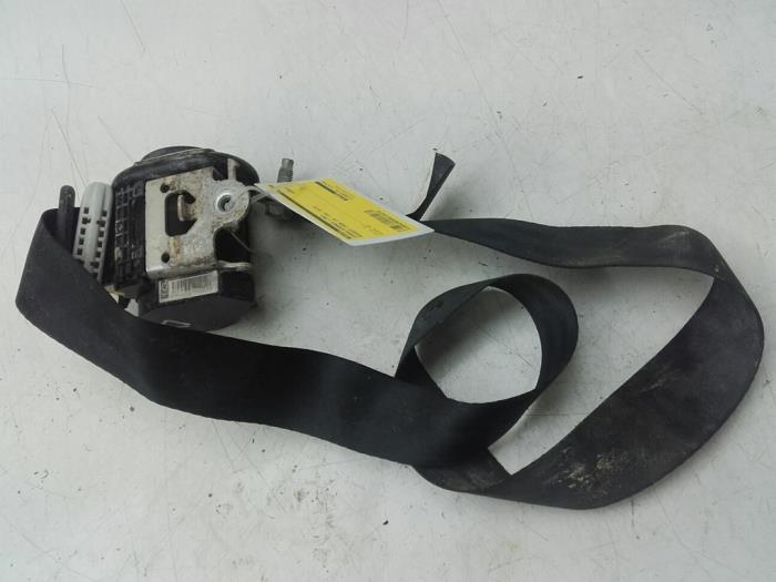 Seatbelt tensioner, left from a Peugeot 2008 (UD/UK/UR/US/UX) 1.5 BlueHDi 100 2019