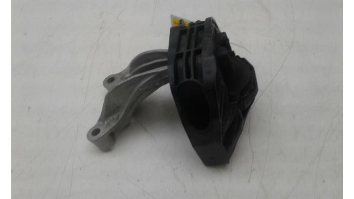 Engine mount from a Opel Corsa F (UB/UH/UP)  2020