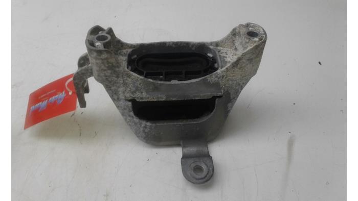 Usagé Support moteur Opel Astra J Sports Tourer (PD8/PE8/PF8) 2.0 CDTI 16V 160 Prix € 61,95 Règlement à la marge proposé par Wessel Parts & Service B.V.