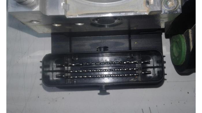 Pompe ABS d'un Skoda Octavia Combi (NXAC) 2.0 TDI GreenTec 16V 2021