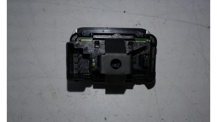 Electric window switch from a Mercedes-Benz CLA Shooting Brake (117.9) 1.6 CLA-180 16V 2015