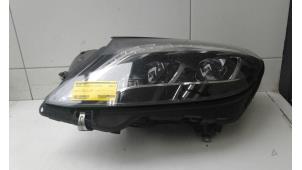 Używane Reflektor lewy Mercedes S (W222/V222/X222) 3.0 S-350 BlueTec, S-350 d 24V Cena € 999,00 Procedura marży oferowane przez Autobedrijf G.H. Wessel B.V.