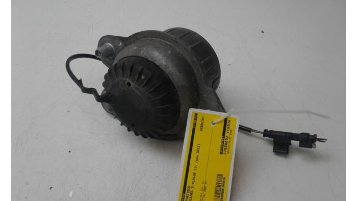Usagé Support moteur Mercedes S (222.0/222.1) 3.0 S-350 BlueTEC, S-350d 24V Prix € 82,95 Règlement à la marge proposé par Wessel Parts & Service B.V.