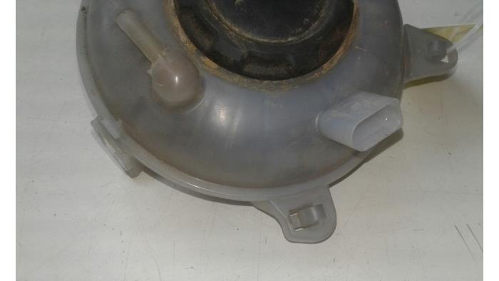 Expansion vessel from a Seat Ateca (5FPX) 1.6 TDI 16V 2017