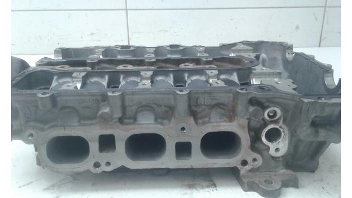 Cylinder head Peugeot 2008 1.2 VTi 12V PureTech 130 - 9811346480 HN05