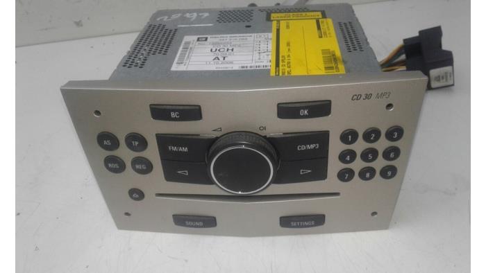 Radio CD player from a Opel Astra H SW (L35) 1.7 CDTi 16V 2008
