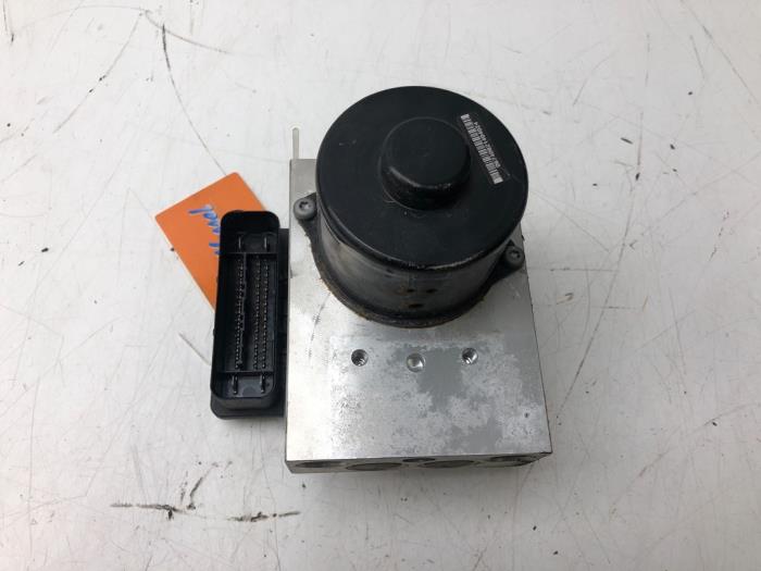 Usagé Pompe ABS Mercedes C Combi (S203) 2.0 C-200K 16V Prix € 93,45 Règlement à la marge proposé par Wessel Parts & Service B.V.