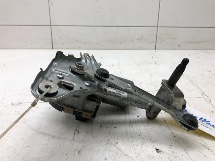 Front wiper motor from a Peugeot 5008 I (0A/0E) 1.6 HDiF 16V 2012