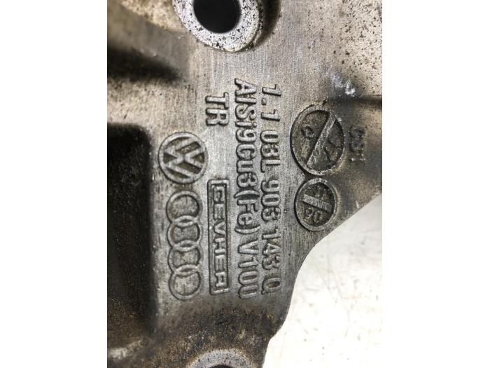 Alternator lower bracket from a Volkswagen Polo V (6R) 1.2 TDI 12V BlueMotion 2010