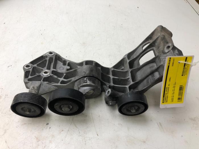 Usagé Support dynamo haut Mercedes A (W169) Prix € 47,25 Règlement à la marge proposé par Wessel Parts & Service B.V.