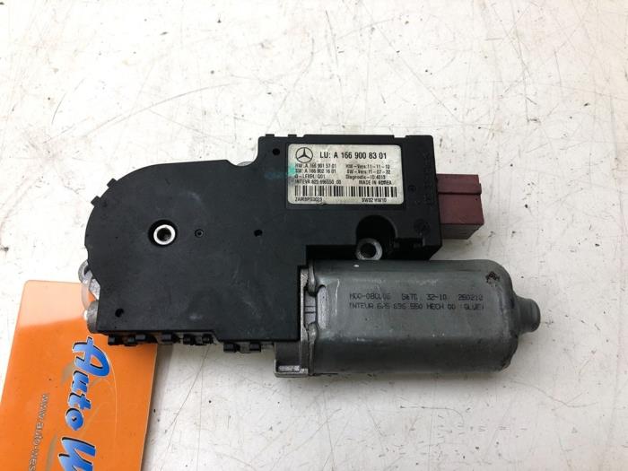 Gebrauchte Schiebedach Motor Mercedes ML III (166) 3.0 ML-350 BlueTEC V6 24V 4-Matic Preis € 131,25 Margenregelung angeboten von Wessel Parts & Service B.V.
