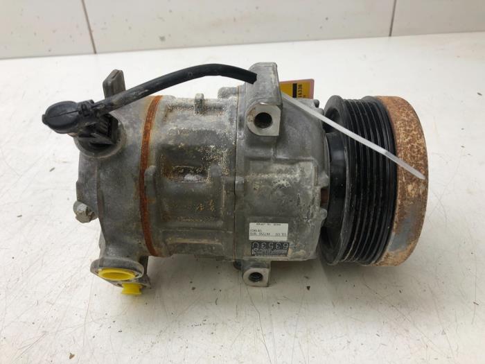Usagé Pompe clim Opel Corsa E 1.4 16V Prix € 72,45 Règlement à la marge proposé par Wessel Parts & Service B.V.