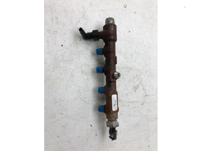 Fuel injector nozzle from a Opel Combo Life/Tour 1.5 CDTI 130 2020