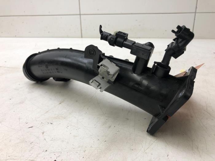 Tubo intercooler de un Mercedes-Benz CLA Shooting Brake (117.9) 1.6 CLA-180 16V 2019