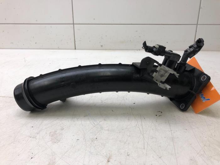 Tubo intercooler de un Mercedes-Benz CLA Shooting Brake (117.9) 1.6 CLA-180 16V 2019