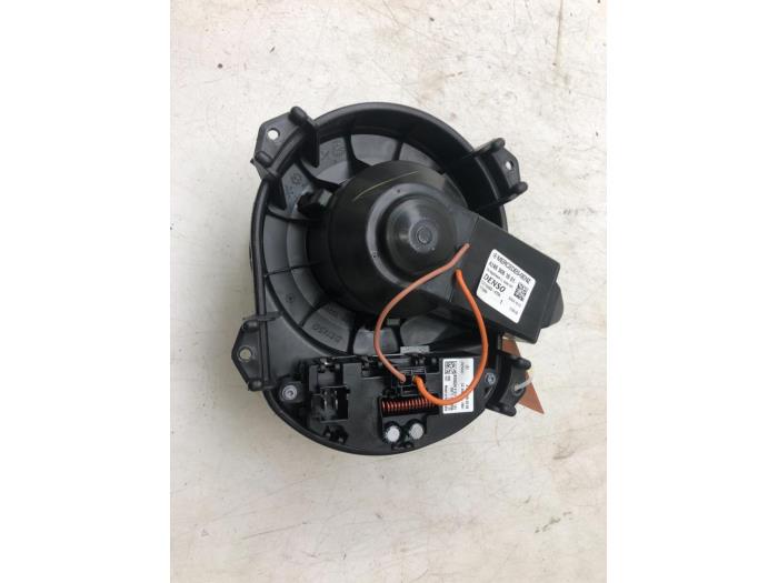 Motor de ventilador de calefactor de un Mercedes-Benz CLA Shooting Brake (117.9) 1.6 CLA-180 16V 2019