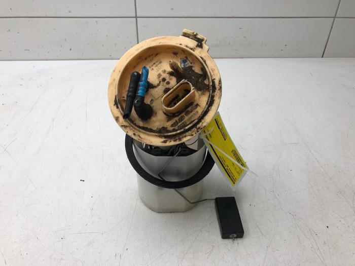 Electric fuel pump from a Volkswagen Scirocco (137/13AD) 2.0 TDI 16V 2012