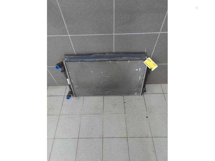 Usagé Radiateur Skoda Superb Combi (3V5) 2.0 TDI Prix € 103,95 Règlement à la marge proposé par Wessel Parts & Service B.V.