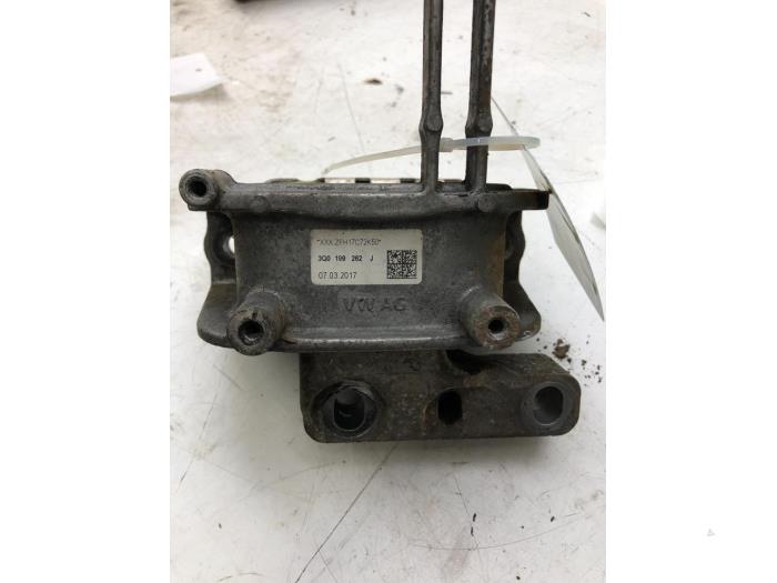 Używane Engine mount Skoda Superb Combi (3V5) 2.0 TDI Cena € 51,45 Procedura marży oferowane przez Wessel Parts & Service B.V.