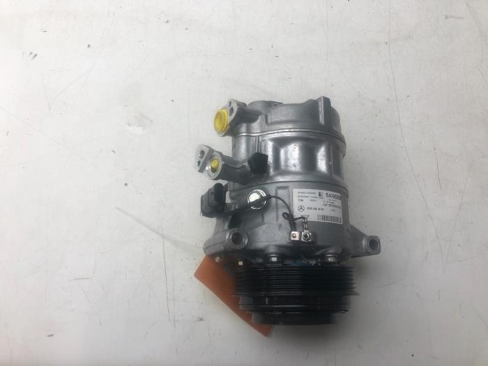 Air conditioning pump from a Mercedes-Benz Vito (447.6) 2.0 114 CDI 16V 2022