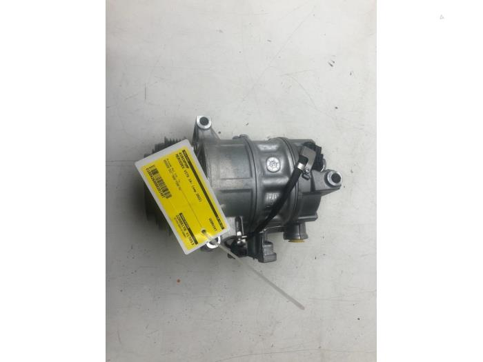 Air conditioning pump from a Mercedes-Benz Vito (447.6) 2.0 114 CDI 16V 2022