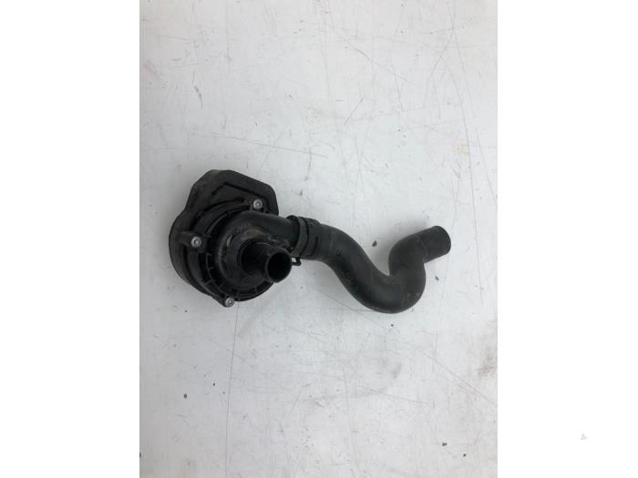 Additional water pump from a Mercedes-Benz Vito (447.6) 2.0 114 CDI 16V 2022
