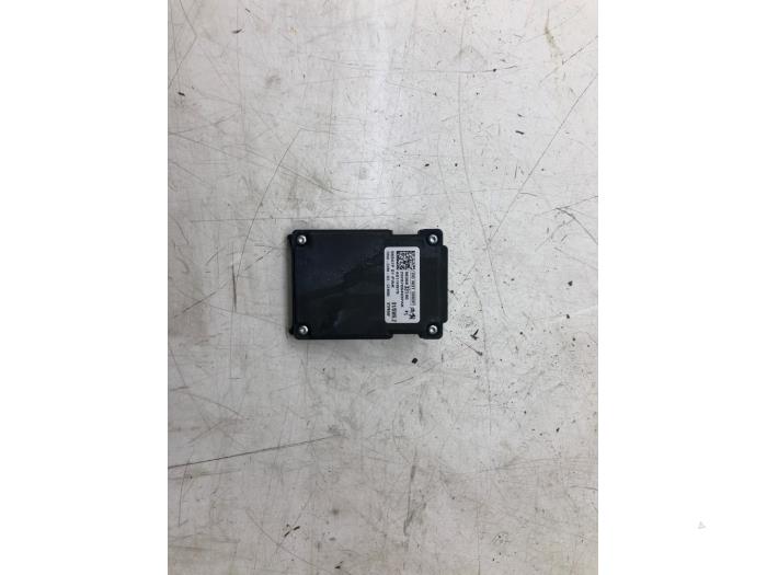 Front camera from a Opel Corsa F (UB/UH/UP) 1.2 12V 75 2020