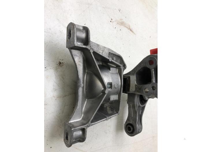 Engine mount from a Opel Vivaro 2.0 CDTI 150 2021