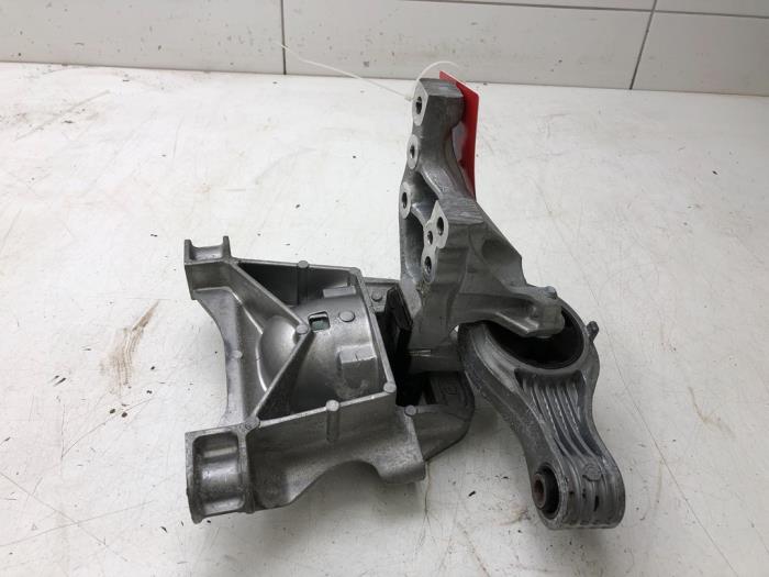 Engine mount from a Opel Vivaro 2.0 CDTI 150 2021